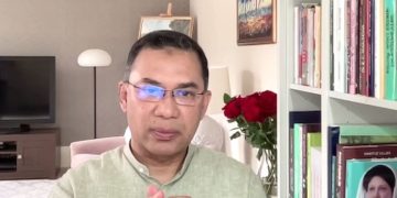 তারেক রহমান ভিডিও বার্তায় কথা বলছেন, পেছনে বইয়ের আলমারি ও ফুলের ফুলদানি. Channel i News - চ্যানেল আই নিউজ