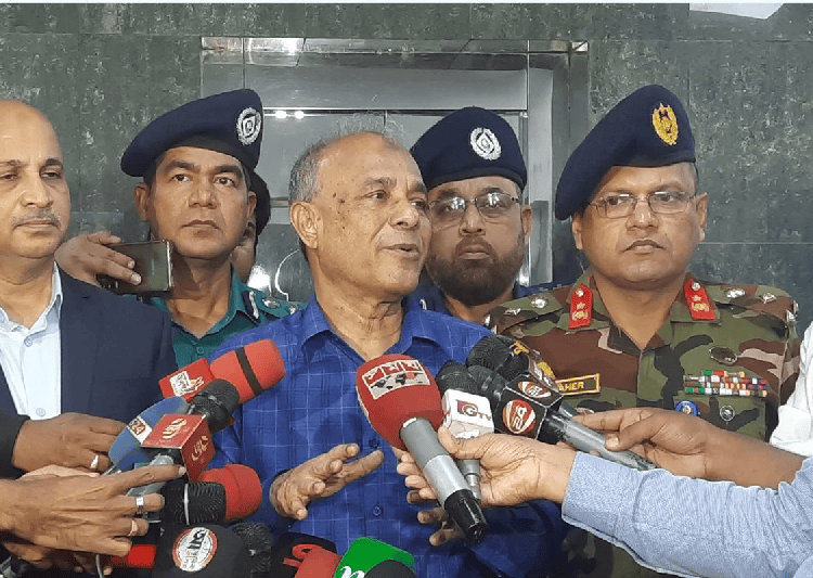 স্বরাষ্ট্রমন্ত্রী ইসকন ইস্যুতে দেশি বিদেশি ইন্ধনের বিষয়ে আলোচনা করছেন. Channel i News - চ্যানেল আই নিউজ
