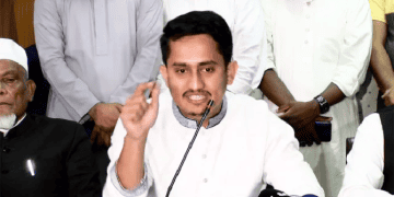 জনপ্রিয় রাজনীতিবিদ সংবাদ সম্মেলনে বক্তব্য দিচ্ছেন. Channel i News - চ্যানেল আই নিউজ