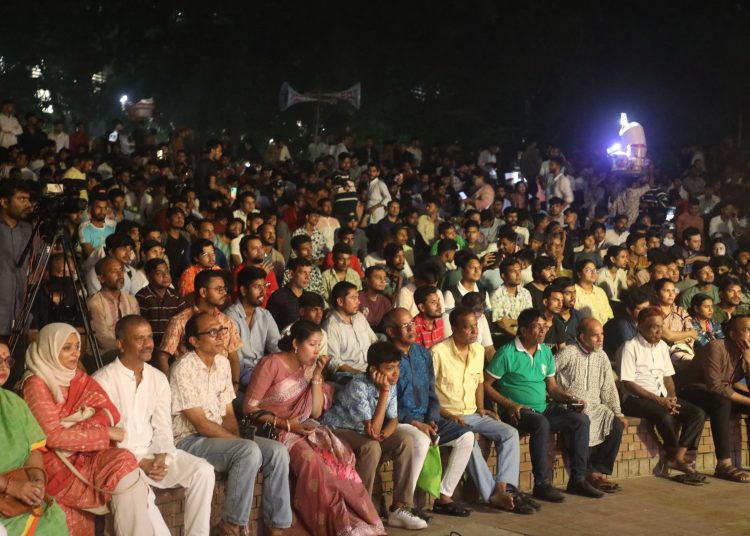 উৎসবের প্রথম দিনে যাত্রাপালা দেখতে দর্শকের ঢল