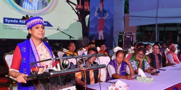 গারোদের অধিকার সংরক্ষণে সরকারের উদ্যোগের উপর বক্তৃতা দিচ্ছেন নারী বক্তা. Channel i News - চ্যানেল আই নিউজ