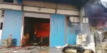 গুদামে আগুন লেগে ব্যাপক ধোঁয়া ও ক্ষতি হচ্ছে. Channel i News - চ্যানেল আই নিউজ