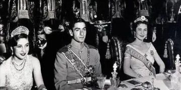 মুহম্মদ রেজা পহলভি, তার পত্নী রাজকুমারী ফৌজিয়া (বাঁয়ৈ) ও মিশরের রাজা ফারুকের পত্নী, রাণী ফরিদা (ডানে)