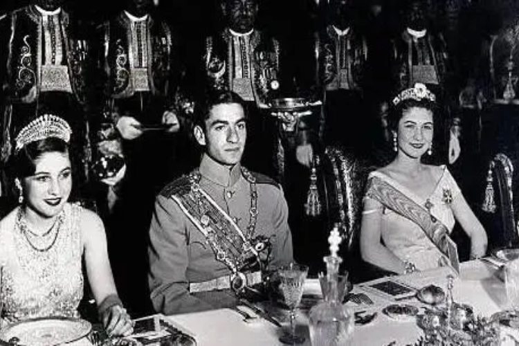 মুহম্মদ রেজা পহলভি, তার পত্নী রাজকুমারী ফৌজিয়া (বাঁয়ৈ) ও মিশরের রাজা ফারুকের পত্নী, রাণী ফরিদা (ডানে)