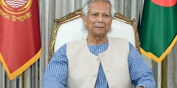 প্রধান উপদেষ্টা বৈঠকে বসে, বাংলাদেশের পতাকা পাশে. Channel i News - চ্যানেল আই নিউজ