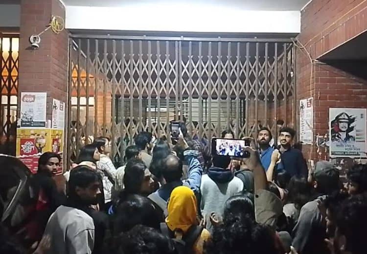 জাহাঙ্গীরনগর বিশ্ববিদ্যালয়ে প্রশাসনিক ভবন অবরোধের প্রতিবাদে ছাত্র-ছাত্রী ও শিক্ষকরা. Channel i News - চ্যানেল আই নিউজ