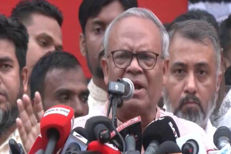 রিজভী ভাষণ দিচ্ছেন, পাশে সমর্থক ও সাংবাদিকরা উপস্থিত. Channel i News - চ্যানেল আই নিউজ