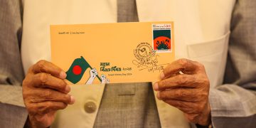 প্রধান উপদেষ্টার হাতে বিজয় দিবসের স্মারক ডাকটিকেট. Channel i News - চ্যানেল আই নিউজ