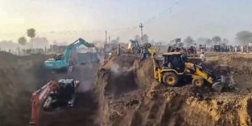 খনন কাজের জন্য ভারী যন্ত্রপাতি ও শ্রমিকরা কাজ করছে. Channel i News - চ্যানেল আই নিউজ