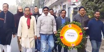 শহীদ বুদ্ধিজীবী দিবসের স্মরণে শহীদদের প্রতি শ্রদ্ধা জানাচ্ছেন মানুষজন. Channel i News - চ্যানেল আই নিউজ