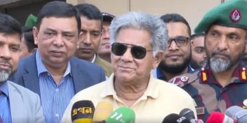 সাখাওয়াত হোসেন সাংবাদিকদের সঙ্গে কথা বলছেন, বেশ কিছু সাংবাদিক উপস্থিত. Channel i News - চ্যানেল আই নিউজ