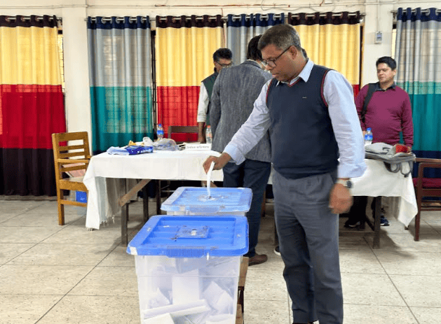 ভোট দিচ্ছেন একজন ব্যক্তি, নির্বাচন কেন্দ্রের অভ্যন্তরে ছবি. Channel i News - চ্যানেল আই নিউজ