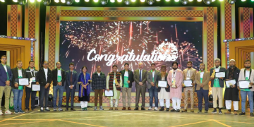 ‘সেইফ ইলেকট্রিক্যাল অ্যাপ্লায়েন্স বার্ষিক ডিস্ট্রিবিউটর কনফারেন্স-২০২৪’ এ পুরস্কারপ্রাপ্ত পরিবেশকদের সঙ্গে অতিথিগণ