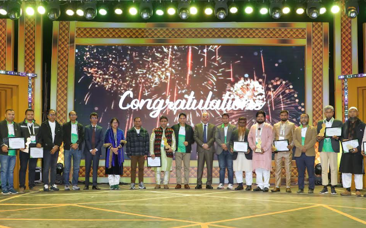 ‘সেইফ ইলেকট্রিক্যাল অ্যাপ্লায়েন্স বার্ষিক ডিস্ট্রিবিউটর কনফারেন্স-২০২৪’ এ পুরস্কারপ্রাপ্ত পরিবেশকদের সঙ্গে অতিথিগণ