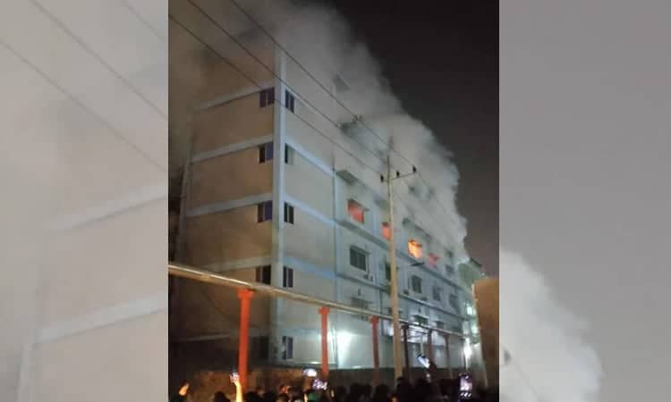 চট্টগ্রামে কার্টন কারখানায় ভয়াবহ অগ্নিকাণ্ড, দাউদাউ আগুনের শিখা. Channel i News - চ্যানেল আই নিউজ