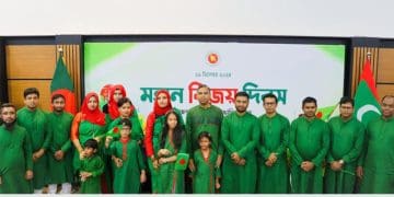 বাংলাদেশের পতাকা হাতে নিয়ে মহান বিজয় দিবস উদযাপন করছে মানুষ. Channel i News - চ্যানেল আই নিউজ
