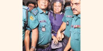 পুলিশ সদস্যরা ধরা পড়া ব্যক্তির সাথে আলোচনা করছে. Channel i News - চ্যানেল আই নিউজ