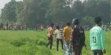সীমান্তে বাংলাদেশ ও ভারতের গ্রামবাসীর মধ্যে সংঘর্ষের দৃশ্য. Channel i News - চ্যানেল আই নিউজ
