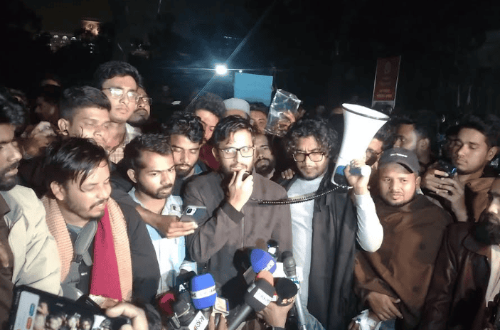 শিক্ষার্থীরা অনশন শেষে মন্ত্রণালয়ের দাবি মেনে নেয়ার ঘোষণা দেন. Channel i News - চ্যানেল আই নিউজ