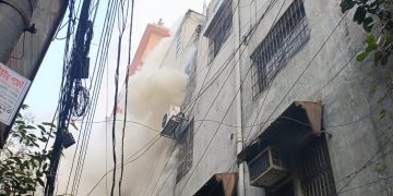 পুরানা পল্টনে ভবনের আগুন নিয়ন্ত্রণে, ধোঁয়া ও অগ্নিনির্বাপণ কাজ চলছে. Channel i News - চ্যানেল আই নিউজ