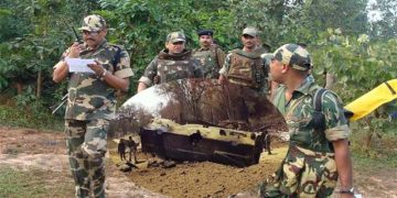 নিরাপত্তা বাহিনীর সদস্যরা ঘটনাস্থলে তদন্ত করছেন. Channel i News - চ্যানেল আই নিউজ