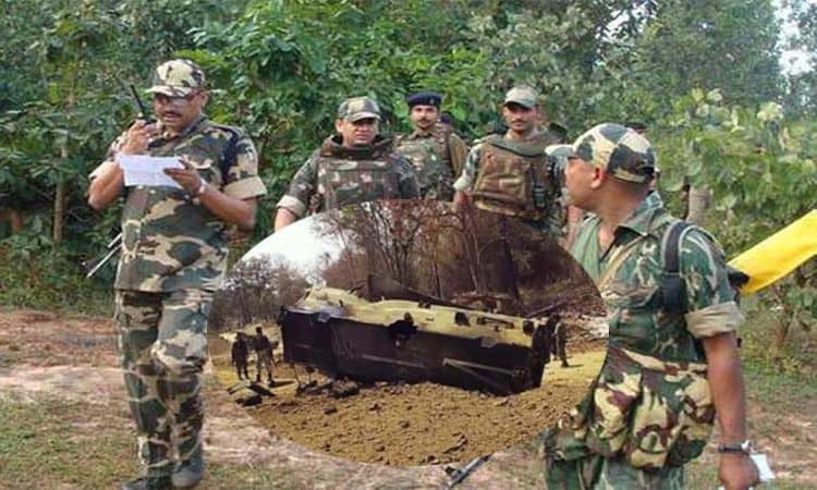 নিরাপত্তা বাহিনীর সদস্যরা ঘটনাস্থলে তদন্ত করছেন. Channel i News - চ্যানেল আই নিউজ