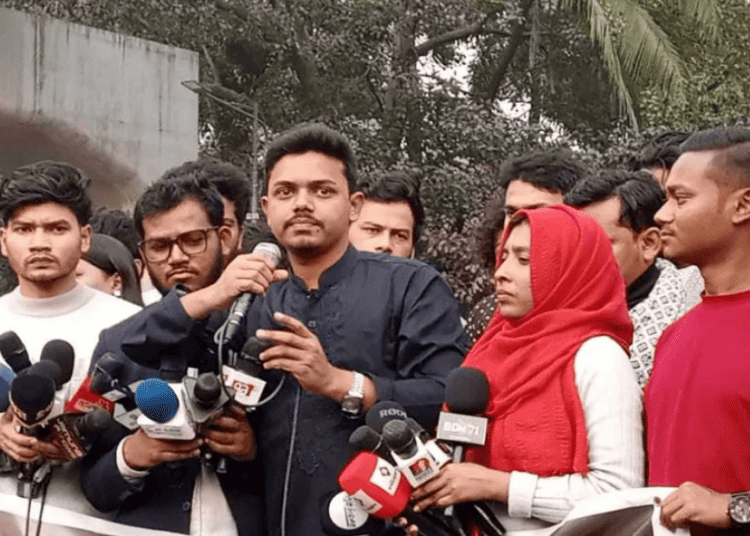 ঢাবিতে প্রতিবাদে অংশ নেওয়া নারী ও পুরুষরা সাংবাদিকদের প্রশ্নের উত্তর দিচ্ছেন. Channel i News - চ্যানেল আই নিউজ