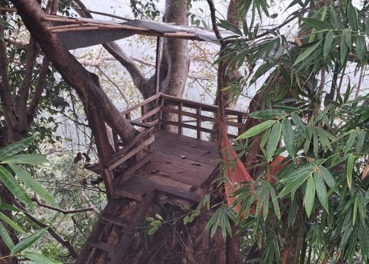 রাঙামাটির পাগলিছড়ি এলাকায় পাহাড়ের চূড়ায় ইউপিডিএফের (মূল) প্রশিক্ষণ ক্যাম্পের পর্যবেক্ষণ চৌকি