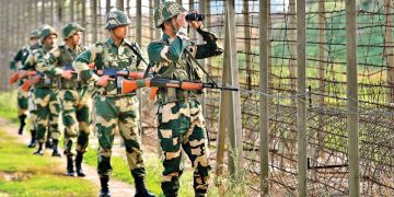 ভারত-বাংলাদেশ সীমান্তে সেনা সদস্যরা নজরদারি করছে. Channel i News - চ্যানেল আই নিউজ