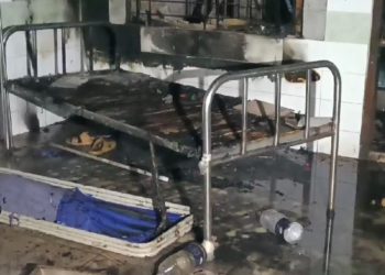 অগ্নিকাণ্ডে ক্ষতিগ্রস্ত হাসপাতালের বিছানা ও আশেপাশের এলাকা. Channel i News - চ্যানেল আই নিউজ