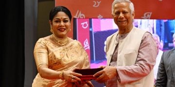 প্রধান উপদেষ্টার হাত থেকে একুশে পদক গ্রহণ করছেন শিল্পী ফেরদৌস আরা