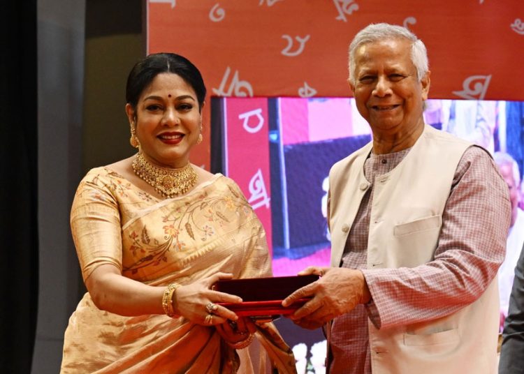 প্রধান উপদেষ্টার হাত থেকে একুশে পদক গ্রহণ করছেন শিল্পী ফেরদৌস আরা