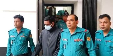 সাবেক এসি রাজন কুমারকে কারাগারে পাঠানোর সময় পুলিশ সদস্যরা. Channel i News - চ্যানেল আই নিউজ