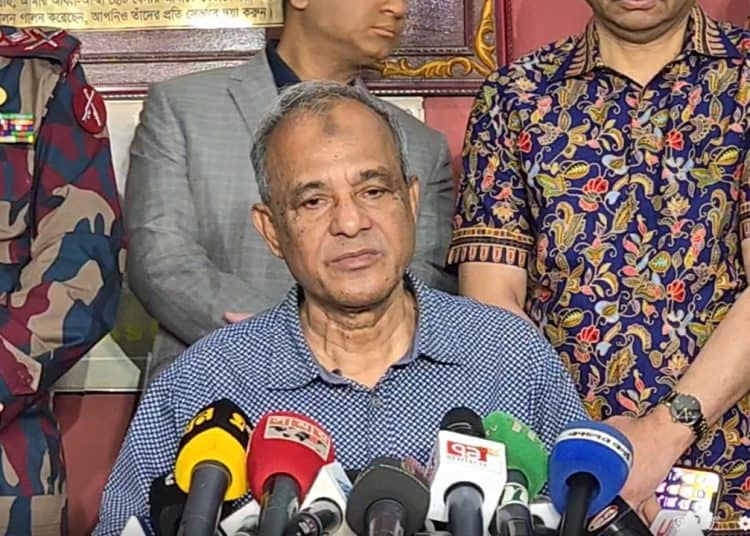 স্বরাষ্ট্র উপদেষ্টা সংবাদ সম্মেলনে বক্তব্য দিচ্ছেন. Channel i News - চ্যানেল আই নিউজ