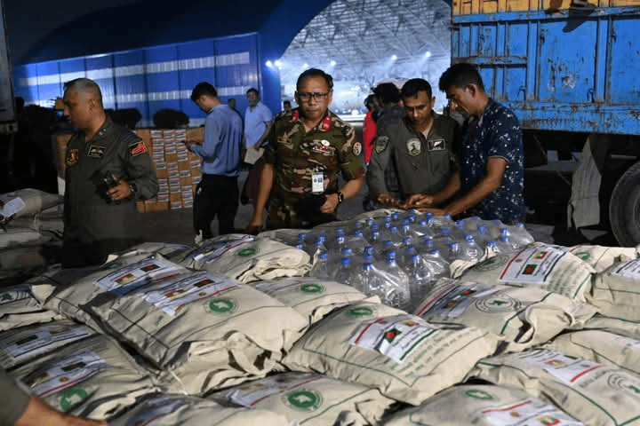 মিয়ানমারে উদ্ধারকারী দল ত্রাণ সামগ্রী পর্যবেক্ষণ করছে. Channel i News - চ্যানেল আই নিউজ