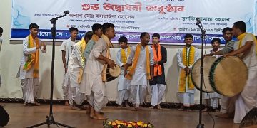 মণিপুরী নৃত্য প্রশিক্ষণের জন্য মঞ্চে পারফর্ম করছে তরুণ শিল্পীরা।. Channel i News - চ্যানেল আই নিউজ