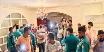 গভীর রাতে ছাত্র-জনতার তল্লাশি চলাকালে পুলিশ ও জনতা. Channel i News - চ্যানেল আই নিউজ