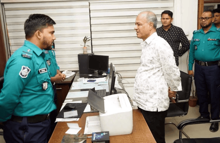 অপরাধপ্রবণ এলাকায় পুলিশ ও স্বরাষ্ট্র উপদেষ্টা আলোচনা করছে. Channel i News - চ্যানেল আই নিউজ