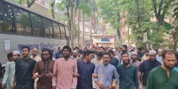 জগন্নাথ বিশ্ববিদ্যালয়ে ছাত্ররা বিক্ষোভ মিছিল করছে. Channel i News - চ্যানেল আই নিউজ
