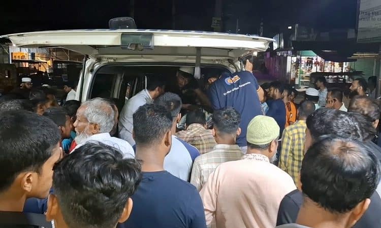 নরসিংদীতে কাভার্ডভ্যান চালককে গুলি করে হত্যা, জনতার ভিড়. Channel i News - চ্যানেল আই নিউজ