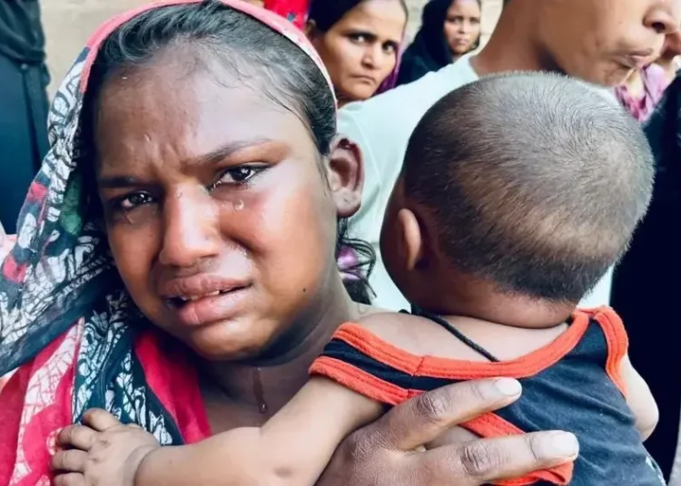 আহমেদাবাদ পুলিশের ক্রাইম ব্রাঞ্চের দফতরে সন্তানকে নিয়ে হাজির হয়েছেন এক নারী