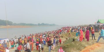 অষ্টমীস্নানে হাজার হাজার পূণ্যার্থী নদীর তীরে ভিড়. Channel i News - চ্যানেল আই নিউজ