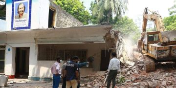 গুঁড়িয়ে দেওয়া হয়েছে রফিক আজাদের বাড়ি, ধ্বংসস্তূপের মাঝে নির্মাণ কাজ চলছে. Channel i News - চ্যানেল আই নিউজ