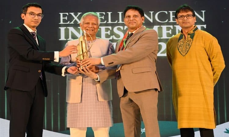 বিনিয়োগ সম্মেলনে ওয়ালটনের প্রতিনিধিরা পুরস্কার গ্রহণ করছেন. Channel i News - চ্যানেল আই নিউজ