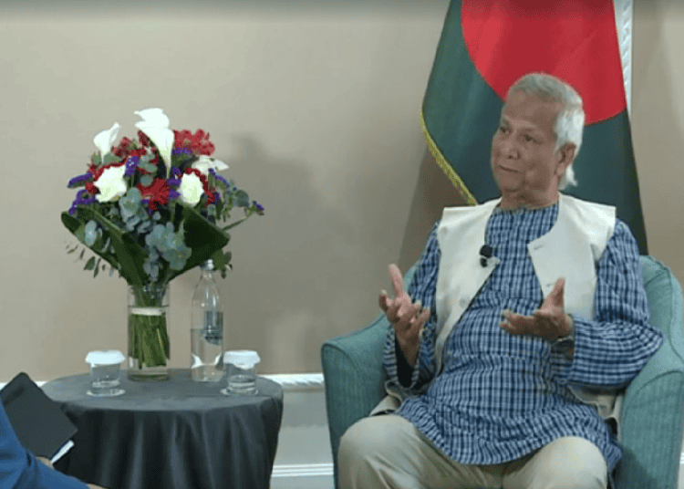 প্রধান উপদেষ্টার সাক্ষাৎকারে আলোচনার দৃশ্য, বাংলাদেশি পতাকাসহ।. Channel i News - চ্যানেল আই নিউজ