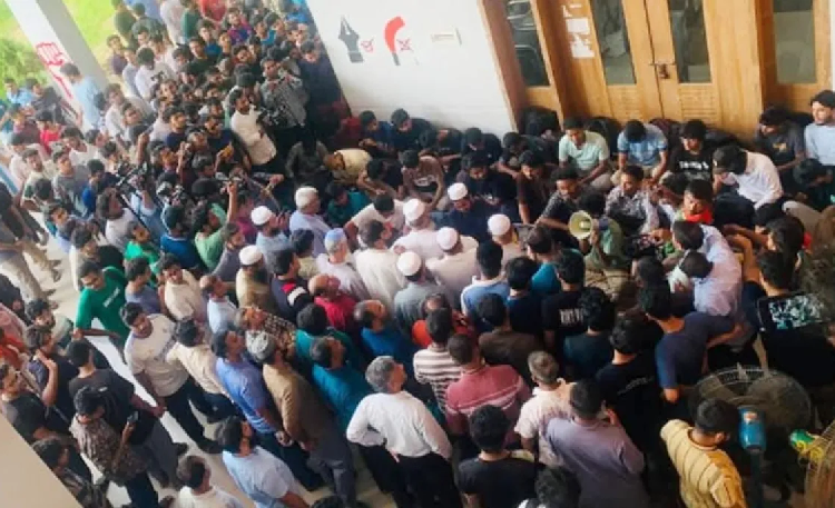 কুয়েট ভিসির পদত্যাগের দাবিতে আমরণ অনশনে শিক্ষার্থীরা