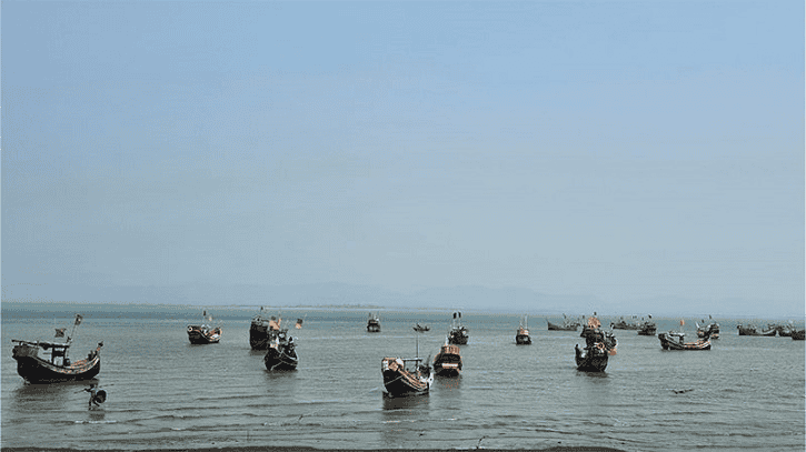 বাংলাদেশি জেলেরা সমুদ্রে নৌকা ও ট্রলার নিয়ে অবস্থান করছে. Channel i News - চ্যানেল আই নিউজ