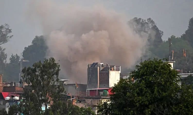 বিস্ফোরণের ধোঁয়া ও ক্ষতি দেখাচ্ছে শহরের দৃশ্য. Channel i News - চ্যানেল আই নিউজ