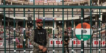 ৪ মে, ২০২৫ তারিখে লাহোরের কাছে ওয়াঘা সীমান্তে পাকিস্তান-ভারত যৌথ চেকপোস্টে কুচকাওয়াজ শুরুর আগে একজন পাকিস্তান রেঞ্জার পাহারা দিচ্ছেন। — রয়টার্স