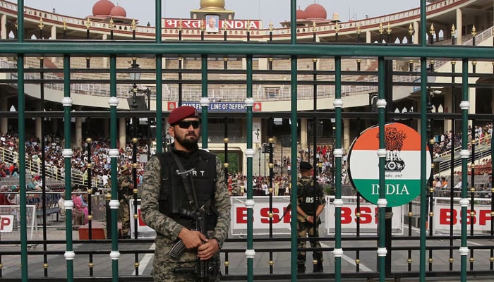 ৪ মে, ২০২৫ তারিখে লাহোরের কাছে ওয়াঘা সীমান্তে পাকিস্তান-ভারত যৌথ চেকপোস্টে কুচকাওয়াজ শুরুর আগে একজন পাকিস্তান রেঞ্জার পাহারা দিচ্ছেন। — রয়টার্স